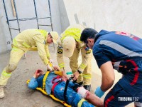 Homem corta a perna com máquina de corte em acidente de trabalho no Jardim das Oliveiras