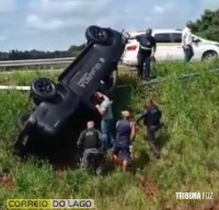Viatura da Guarda Municipal de Foz do Iguaçu capota durante deslocamento na Av. Perimetral Leste