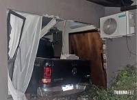 Idoso brasileiro perde o controle de sua caminhonete e invade sua própria sala de estar em San Alberto no Paraguai