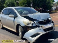 Impacto violento: Carro fica destruído após colisão traseira em Santa Helena
