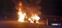 Carro colide com mureta e pega fogo na Av. das Cataratas e motorista foge do local
