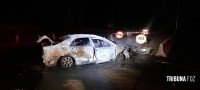 Carro colide com mureta e pega fogo na Av. das Cataratas e motorista foge do local
