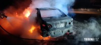 Carro colide com mureta e pega fogo na Av. das Cataratas e motorista foge do local