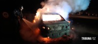 Carro colide com mureta e pega fogo na Av. das Cataratas e motorista foge do local