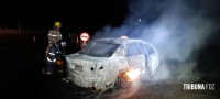 Carro colide com mureta e pega fogo na Av. das Cataratas e motorista foge do local