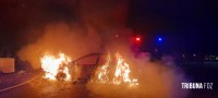 Carro colide com mureta e pega fogo na Av. das Cataratas e motorista foge do local