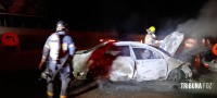 Carro colide com mureta e pega fogo na Av. das Cataratas e motorista foge do local