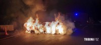 Carro colide com mureta e pega fogo na Av. das Cataratas e motorista foge do local