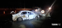 Carro colide com mureta e pega fogo na Av. das Cataratas e motorista foge do local