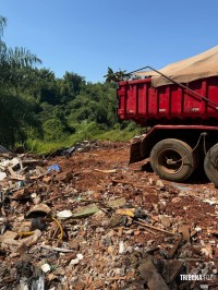 Policia Federal e PM flagraram descarte irregular de entulho próximo ao rio Paraná em Foz do Iguaçu