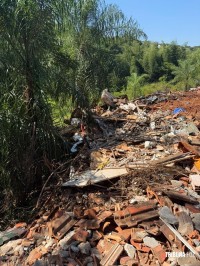 Policia Federal e PM flagraram descarte irregular de entulho próximo ao rio Paraná em Foz do Iguaçu