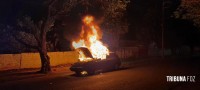 Carro pega fogo e mobiliza Corpo de Bombeiros no Bairro Porto Meira 