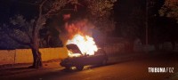 Carro pega fogo e mobiliza Corpo de Bombeiros no Bairro Porto Meira 