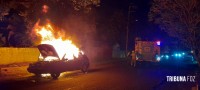 Carro pega fogo e mobiliza Corpo de Bombeiros no Bairro Porto Meira 