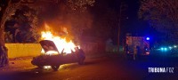 Carro pega fogo e mobiliza Corpo de Bombeiros no Bairro Porto Meira 