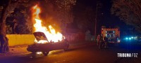 Carro pega fogo e mobiliza Corpo de Bombeiros no Bairro Porto Meira 