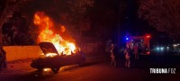 Carro pega fogo e mobiliza Corpo de Bombeiros no Bairro Porto Meira 