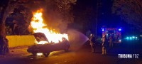 Carro pega fogo e mobiliza Corpo de Bombeiros no Bairro Porto Meira 
