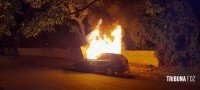 Carro pega fogo e mobiliza Corpo de Bombeiros no Bairro Porto Meira 