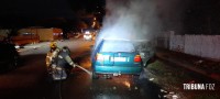 Carro pega fogo e mobiliza Corpo de Bombeiros no Bairro Porto Meira 