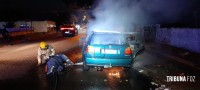 Carro pega fogo e mobiliza Corpo de Bombeiros no Bairro Porto Meira 