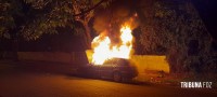Carro pega fogo e mobiliza Corpo de Bombeiros no Bairro Porto Meira 