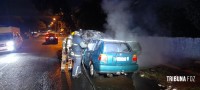 Carro pega fogo e mobiliza Corpo de Bombeiros no Bairro Porto Meira 