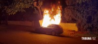 Carro pega fogo e mobiliza Corpo de Bombeiros no Bairro Porto Meira 