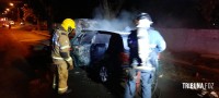 Carro pega fogo e mobiliza Corpo de Bombeiros no Bairro Porto Meira 