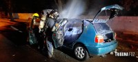 Carro pega fogo e mobiliza Corpo de Bombeiros no Bairro Porto Meira 