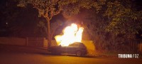 Carro pega fogo e mobiliza Corpo de Bombeiros no Bairro Porto Meira 