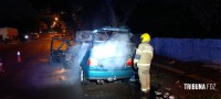 Carro pega fogo e mobiliza Corpo de Bombeiros no Bairro Porto Meira 