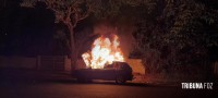 Carro pega fogo e mobiliza Corpo de Bombeiros no Bairro Porto Meira 