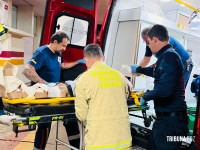 Jovem fica em estado gravíssimo após colisão entre carro e motocicleta no Jardim São Luiz