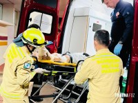 Jovem fica em estado gravíssimo após colisão entre carro e motocicleta no Jardim São Luiz