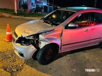 Jovem fica em estado gravíssimo após colisão entre carro e motocicleta no Jardim São Luiz