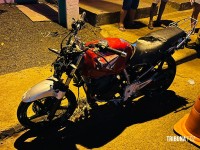 Jovem fica em estado gravíssimo após colisão entre carro e motocicleta no Jardim São Luiz