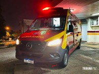 Jovem fica em estado gravíssimo após colisão entre carro e motocicleta no Jardim São Luiz