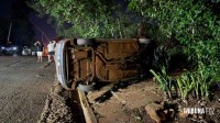 Acidente de trânsito seguido de tombamento de veículo em Puerto Iguazú