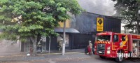 Bombeiros são mobilizados após incêndio em bicicletaria no Bairro Boicy em Foz do Iguaçu 