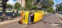 Van escolar tomba após ser colhida por um ônibus do transporte público internacional na Av. Paraná