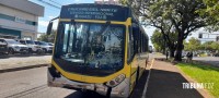 Van escolar tomba após ser colhida por um ônibus do transporte público internacional na Av. Paraná