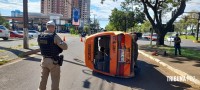 Van escolar tomba após ser colhida por um ônibus do transporte público internacional na Av. Paraná