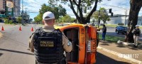 Van escolar tomba após ser colhida por um ônibus do transporte público internacional na Av. Paraná