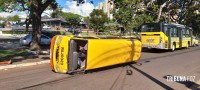 Van escolar tomba após ser colhida por um ônibus do transporte público internacional na Av. Paraná