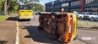 Van escolar tomba após ser colhida por um ônibus do transporte público internacional na Av. Paraná