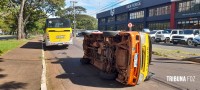 Van escolar tomba após ser colhida por um ônibus do transporte público internacional na Av. Paraná