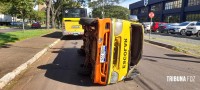 Van escolar tomba após ser colhida por um ônibus do transporte público internacional na Av. Paraná