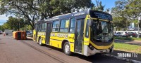 Van escolar tomba após ser colhida por um ônibus do transporte público internacional na Av. Paraná