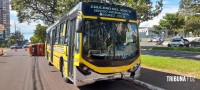 Van escolar tomba após ser colhida por um ônibus do transporte público internacional na Av. Paraná